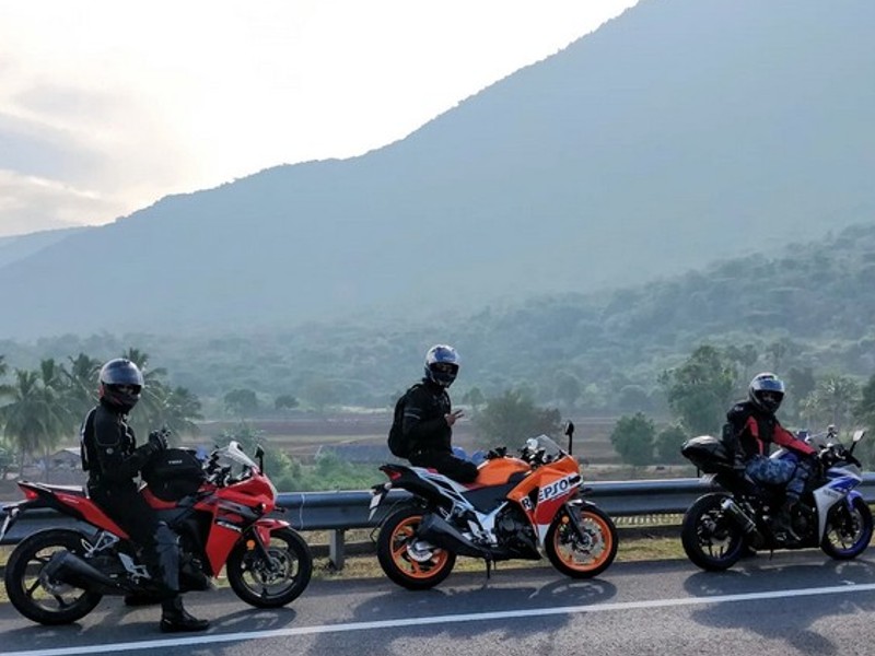 Motorcycle trousers should be longer and somewhat tight